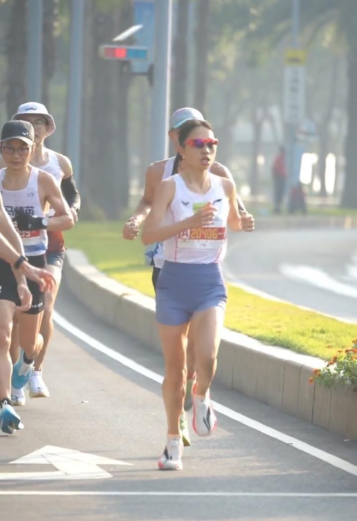 12月7日,张水华参加深圳马拉松