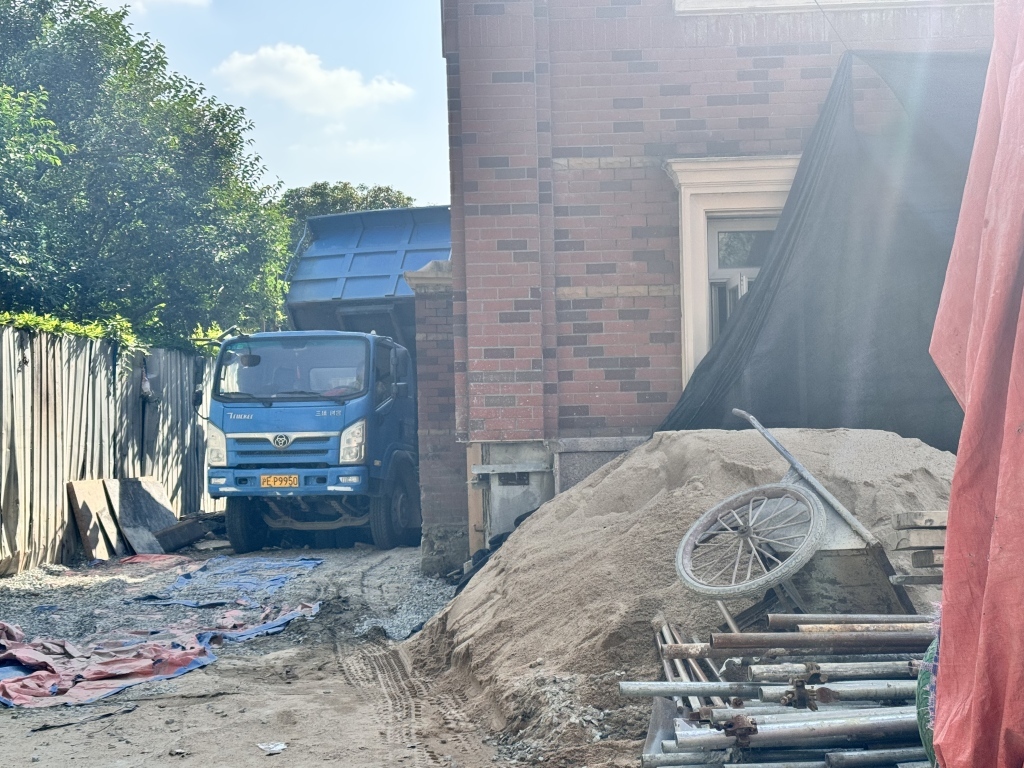 11月14日12时20分左右,装载回填渣土的车辆进入院内。澎湃新闻记者 蒋乐来 图