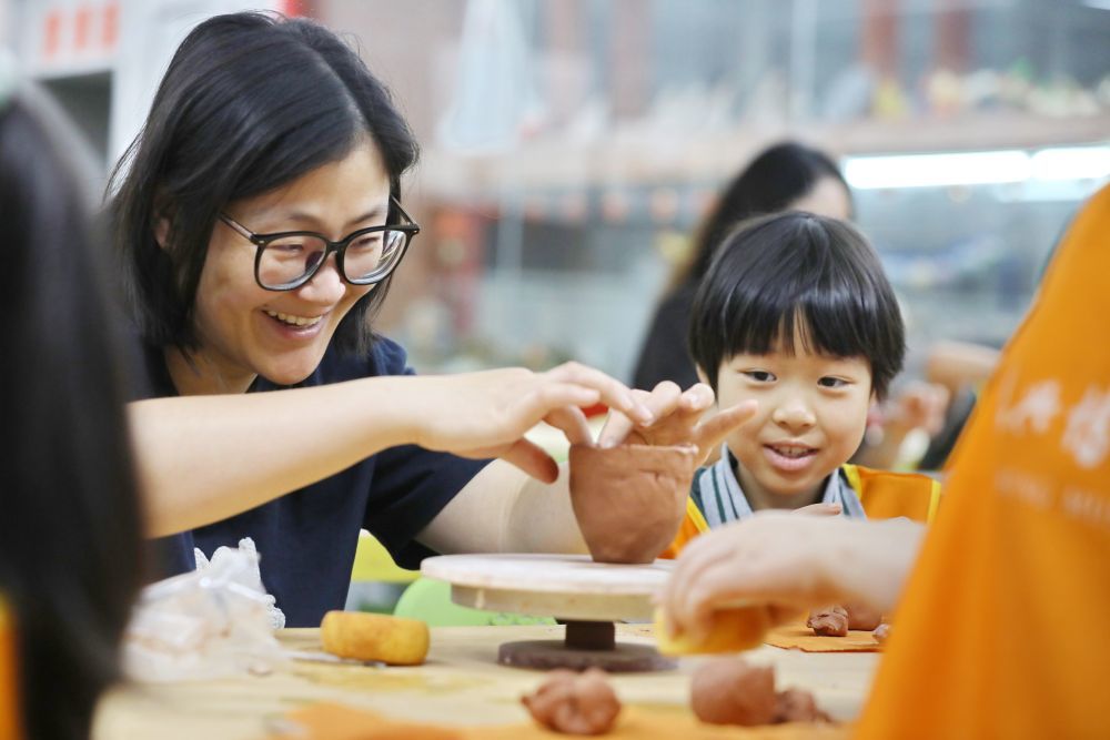 图为在浙江省嘉兴博物馆，南湖实验学校万兴校区一年级小学生和家长一起参加“泥塑悟非遗，亲子迎端午”泥塑制作活动。新华社发（金鹏 摄）