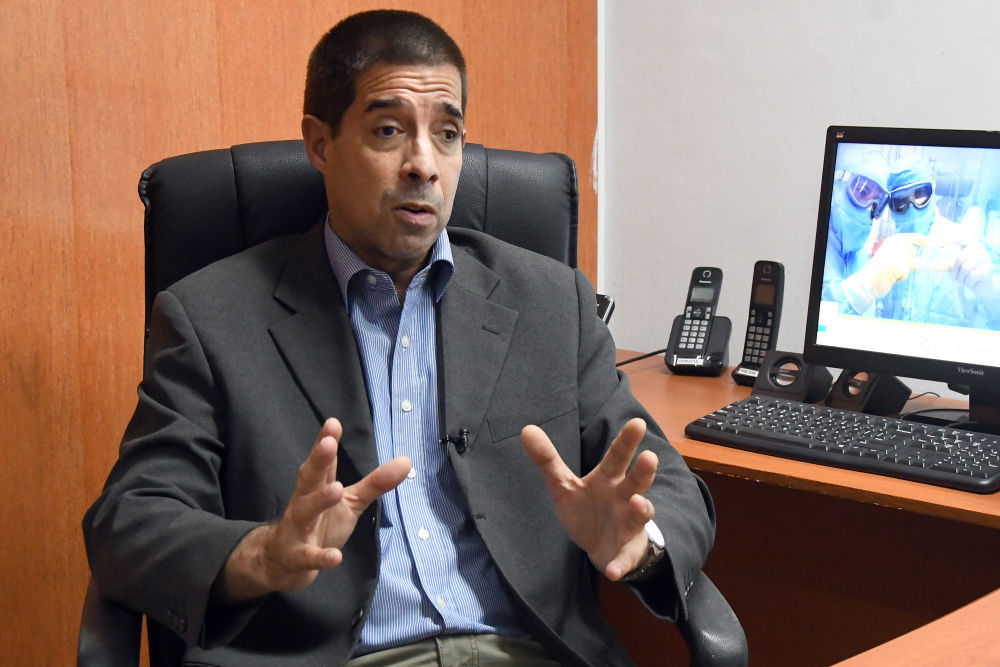 10月21日，在古巴首都哈瓦那，古巴生物医药集团副总裁圣地亚哥·杜埃尼亚斯接受新华社记者专访。新华社发（华金·埃尔南德斯摄）