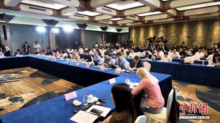 9月18日，聚焦山东推动黄河流域生态保护和高质量发展的中外记者见面会在山东济南举行，30余名中外记者参会。王峰 摄