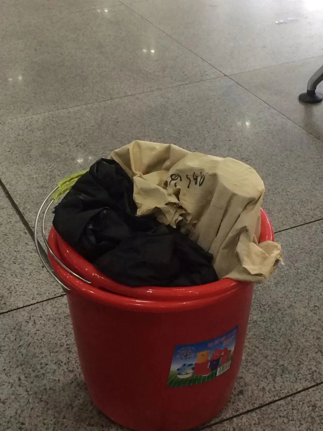 干工地的人常提的桶,十几块一个,用于工地生活日常的洗衣服、装水。(图/作者拍摄)