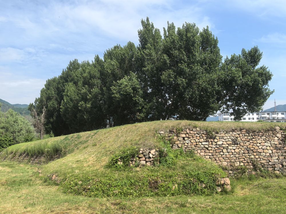 吉林省集安市的高句丽国内城西南角角楼遗迹。新华社记者 孙鹏程 摄