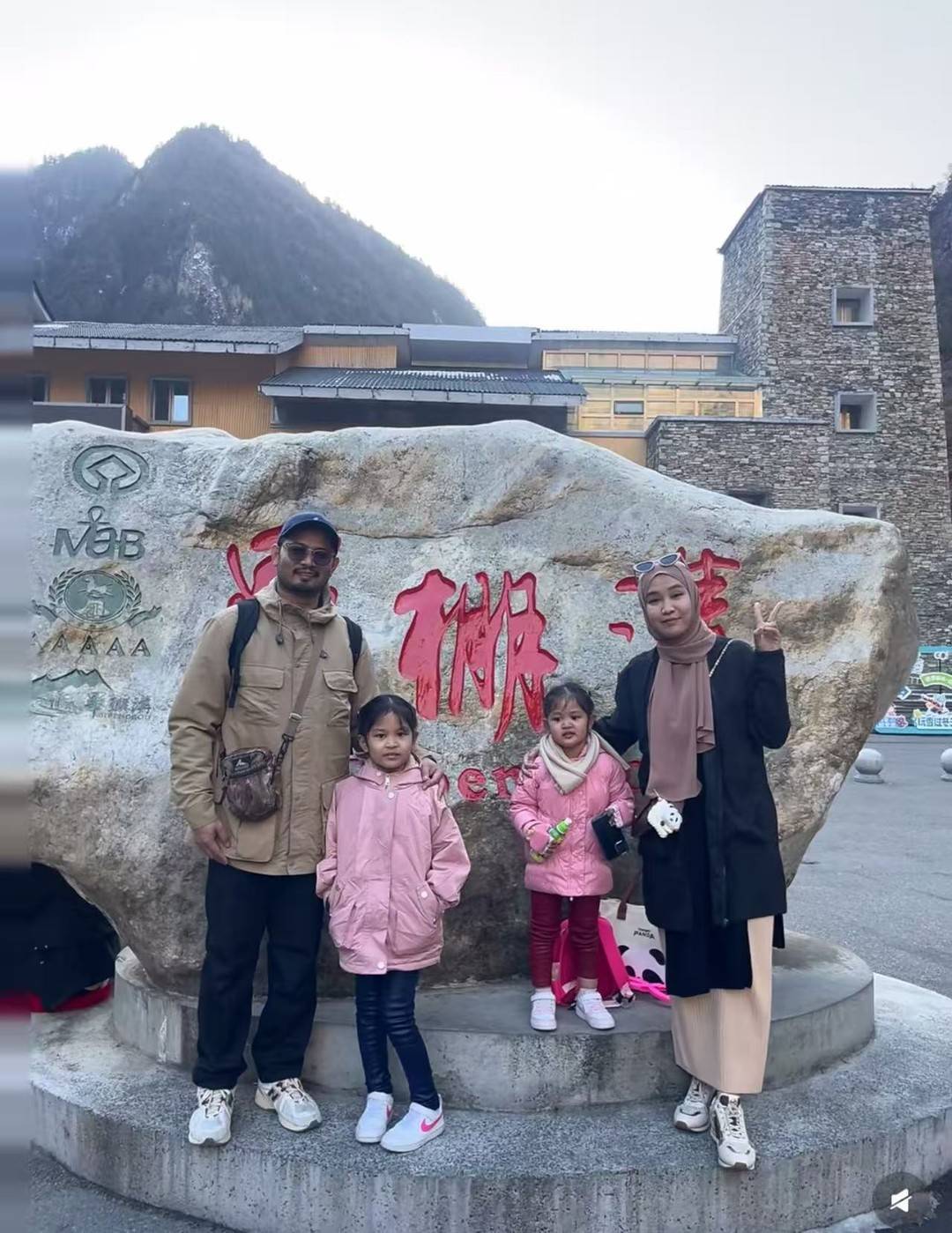 成都某旅行机构工作人员小秦带外国游客打卡四川。图据受访者