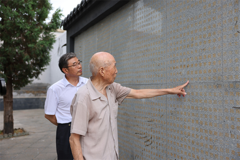 图4:7月2日,李智凛和儿子李洪波重访武强老县城的英灵烈士亭.jpg