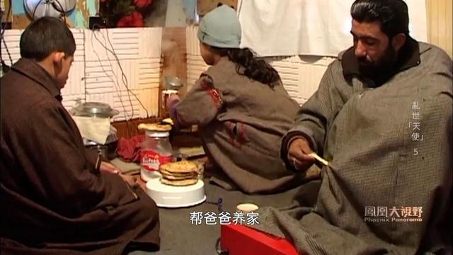 阿迪尔和爸爸及姐姐