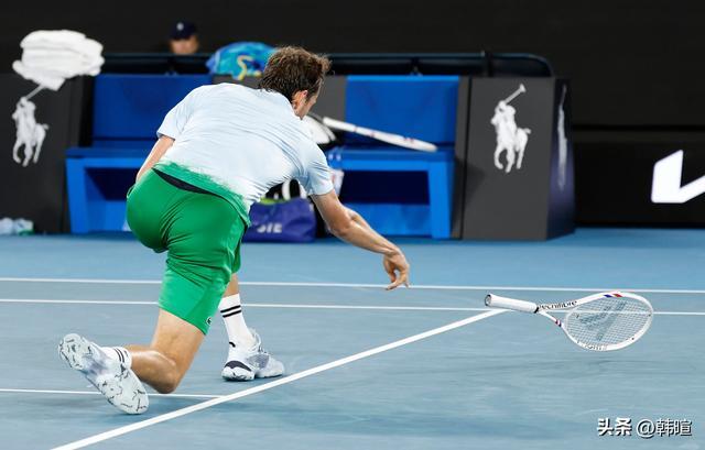 先丢2盘再追2盘决胜盘发胜着手崩盘!梅德维德夫第6次法网一轮游