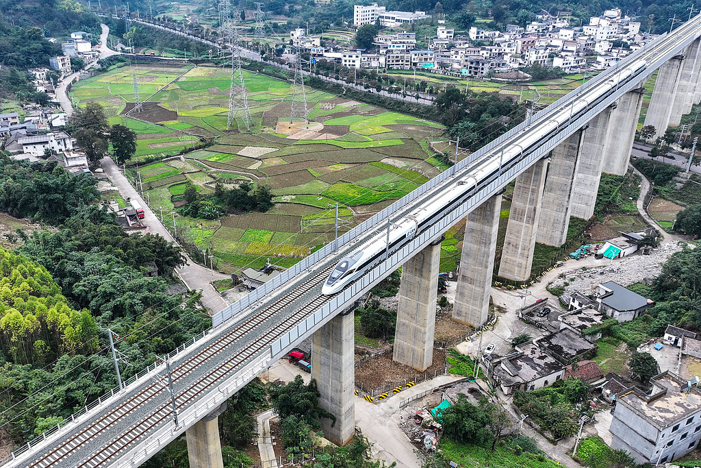 （盘兴高铁开通前试运行 瞿宏伦 摄）
