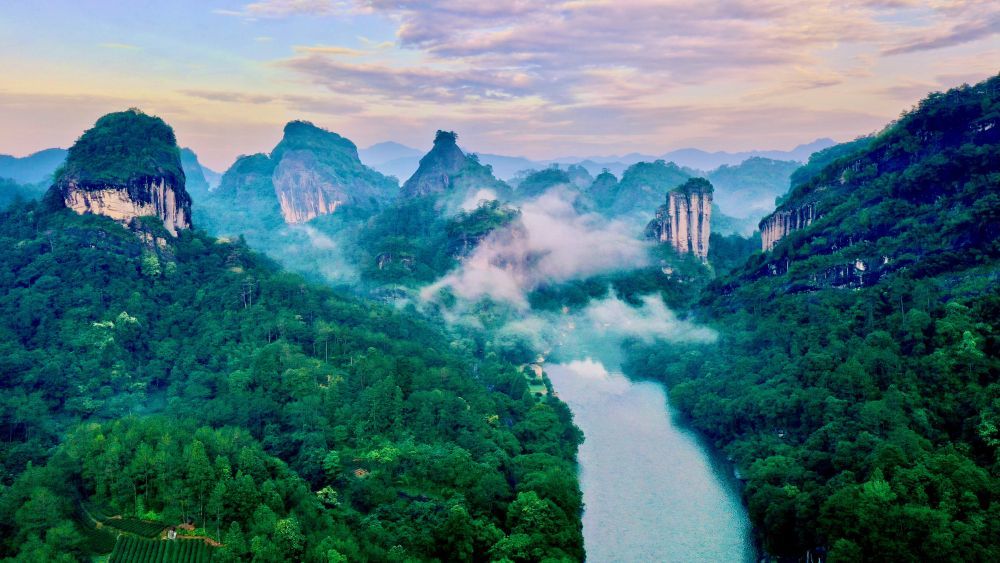 这是福建武夷山九曲溪两岸的丹霞景观。新华社记者 姜克红 摄