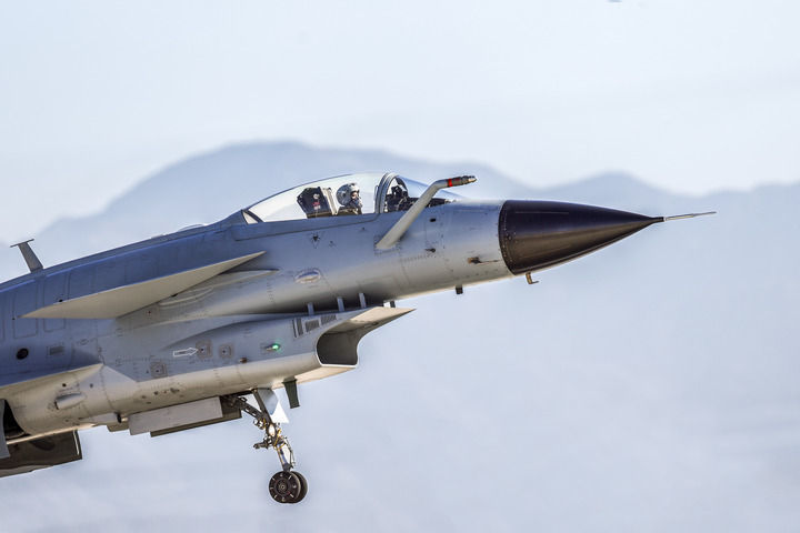 ↑空军航空兵某旅开展空中实战化训练（2025年1月2日摄）。 新华社发（谭巳成 摄）