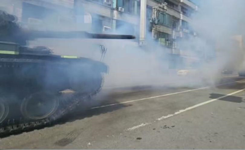 台陆军操演,CM-11坦克被拍到冒出大量黑烟与白烟。图源:台媒