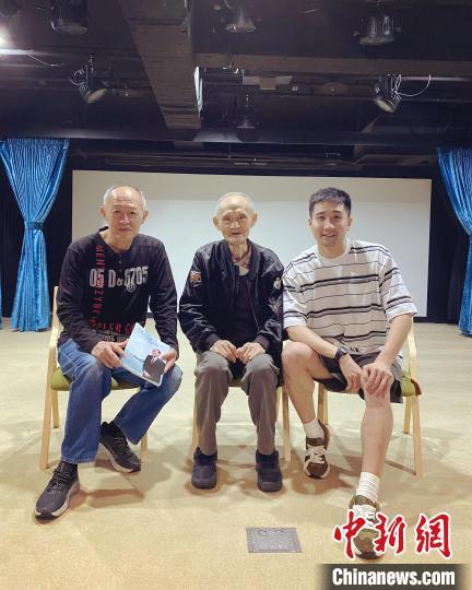 2023年5月8日，纪录片《日暮·归乡》导演杨正浓与台湾老兵金英次子金士杰(左一)、“感动中国”人物高秉涵(中)在台北交流。(片方供图)