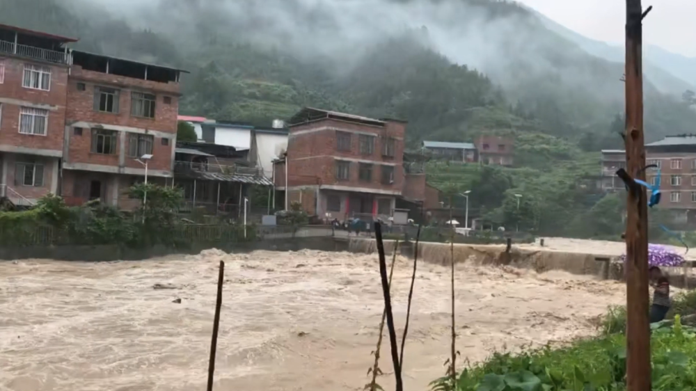 微视频｜多地遭遇持续强降雨 救援现场一线直击