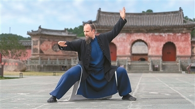 杰克在武当山上练习功夫。许海芳摄