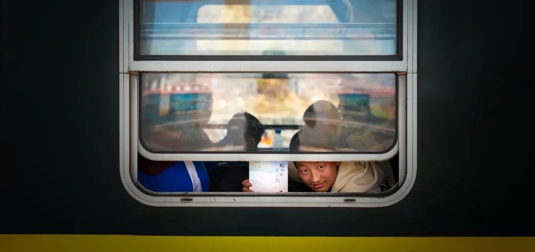 “慢火车”上读书的孩子们。