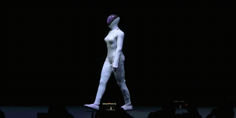 ▲小鹏全新一代IRON登台