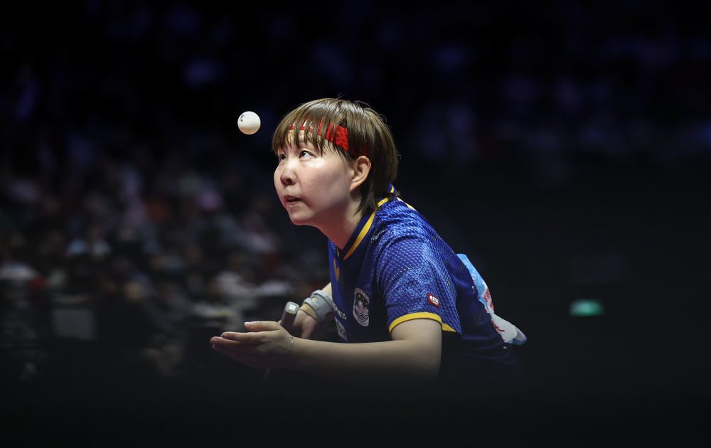 11月16日，澳门队选手朱雨玲在比赛中发球。新华社记者 陈斌 摄