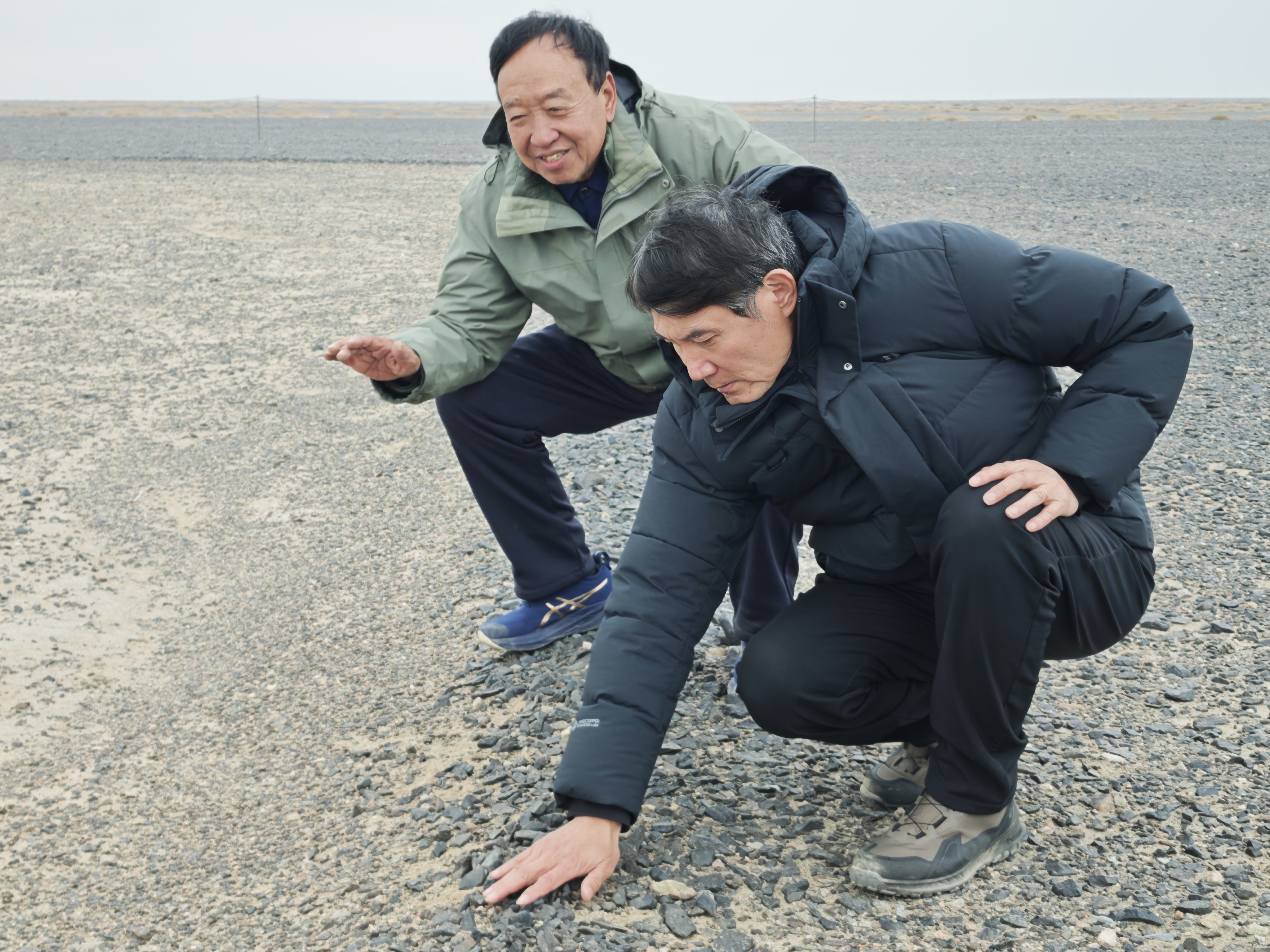 11月6日,原中国人民解放军第八航空学校飞行员卢建华、韩郑在“为人民服务”飞行地标旁查看保护情况。新华社记者 苟立锋 摄