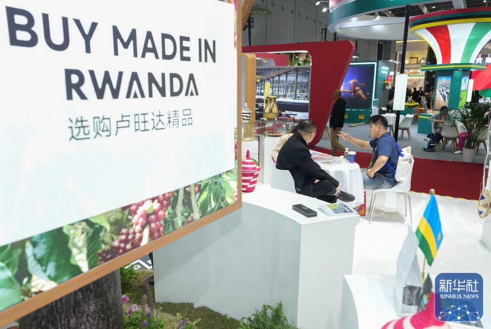 ↑ 11月7日，人们在第八届进博会国家展卢旺达馆洽谈。新华社记者 任鹏飞 摄