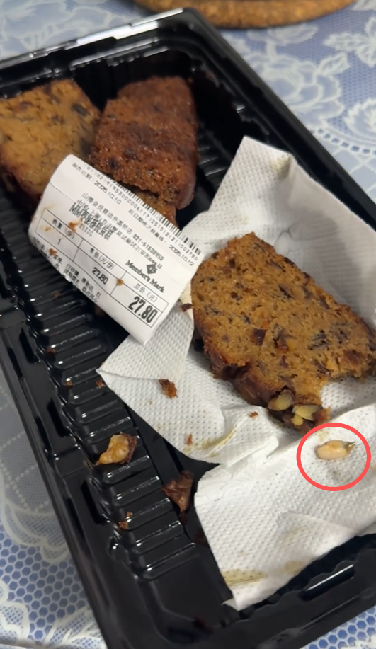 有网友发布视频称,自己在山姆会员商店外高桥店购买的枣泥核桃蛋糕中吃出异物。网络 图
