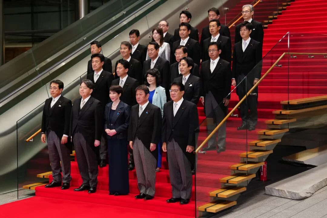 21日,日本首相高市早苗(前排中)在东京的首相官邸率阁僚合影。贾浩成摄(新华社)