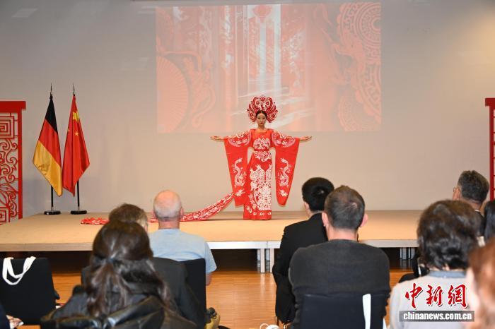 图为推介会现场剪纸服装秀　柏林中国文化中心供图