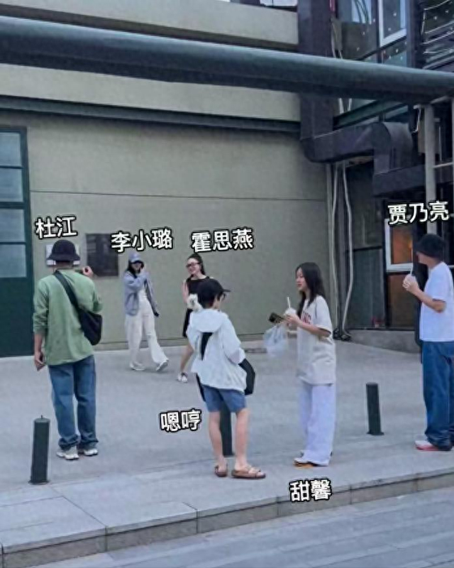 贾乃亮李小璐合体出游，男方仍态度卑微，“做头门”事件余波犹在