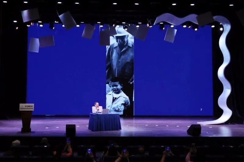 2019年在上海,杨振宁展示爱因斯坦与自己儿子的合影。图/澎湃新闻