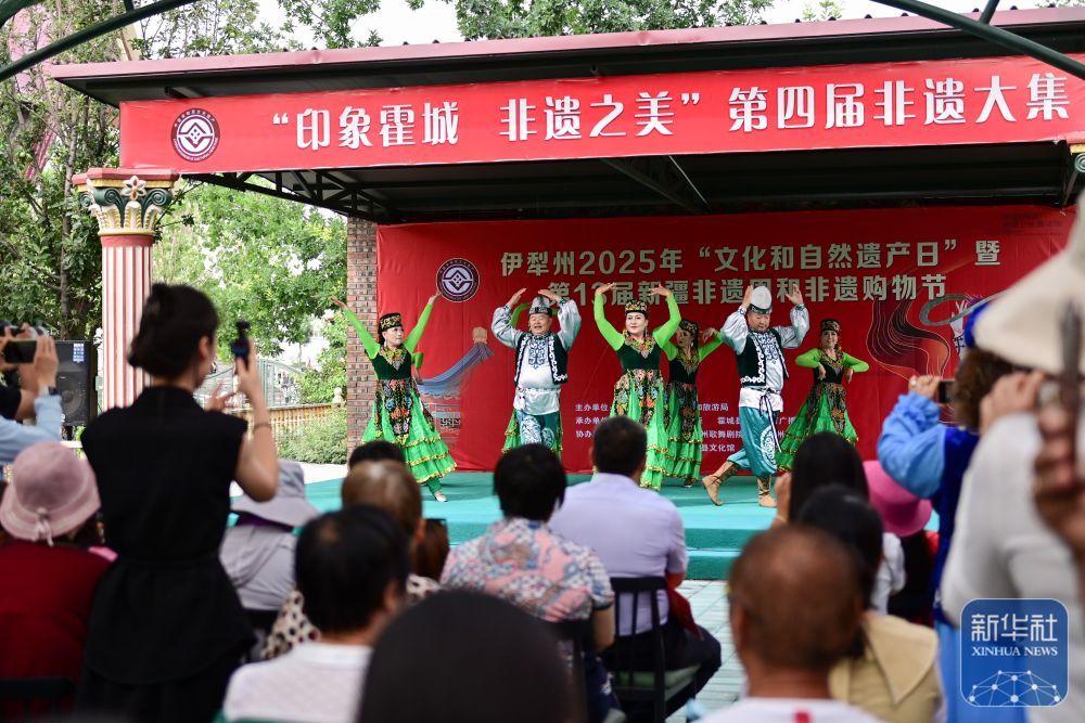 在新疆伊犁哈萨克自治州霍城县解忧公主薰衣草园，游客在观看非遗演出（6月14日摄）。