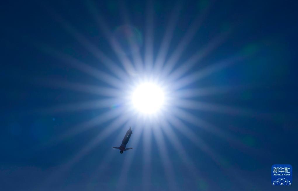 2025年2月10日，在第九届亚冬会自由式滑雪空中技巧混合团体决赛中，中国队夺冠。这是齐广璞在比赛中。新华社记者李尕摄