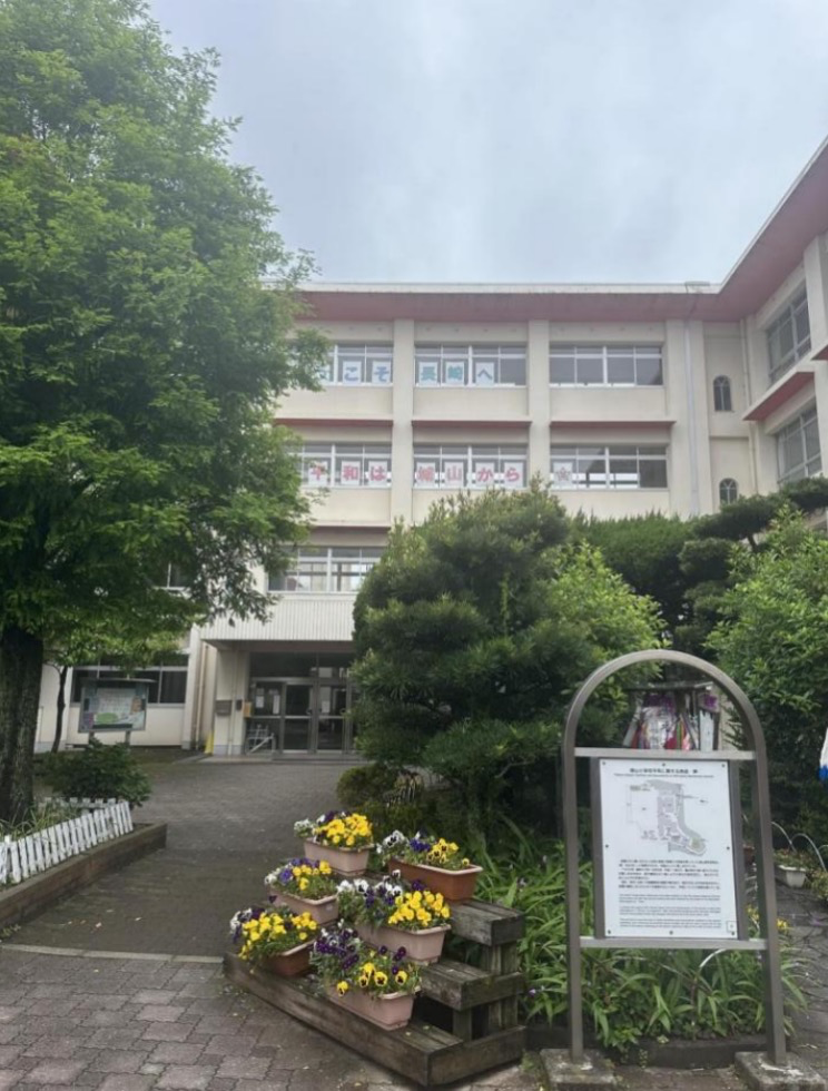 ◆城山小学新教学楼的外窗上贴有“和平从城山开始”的标语。