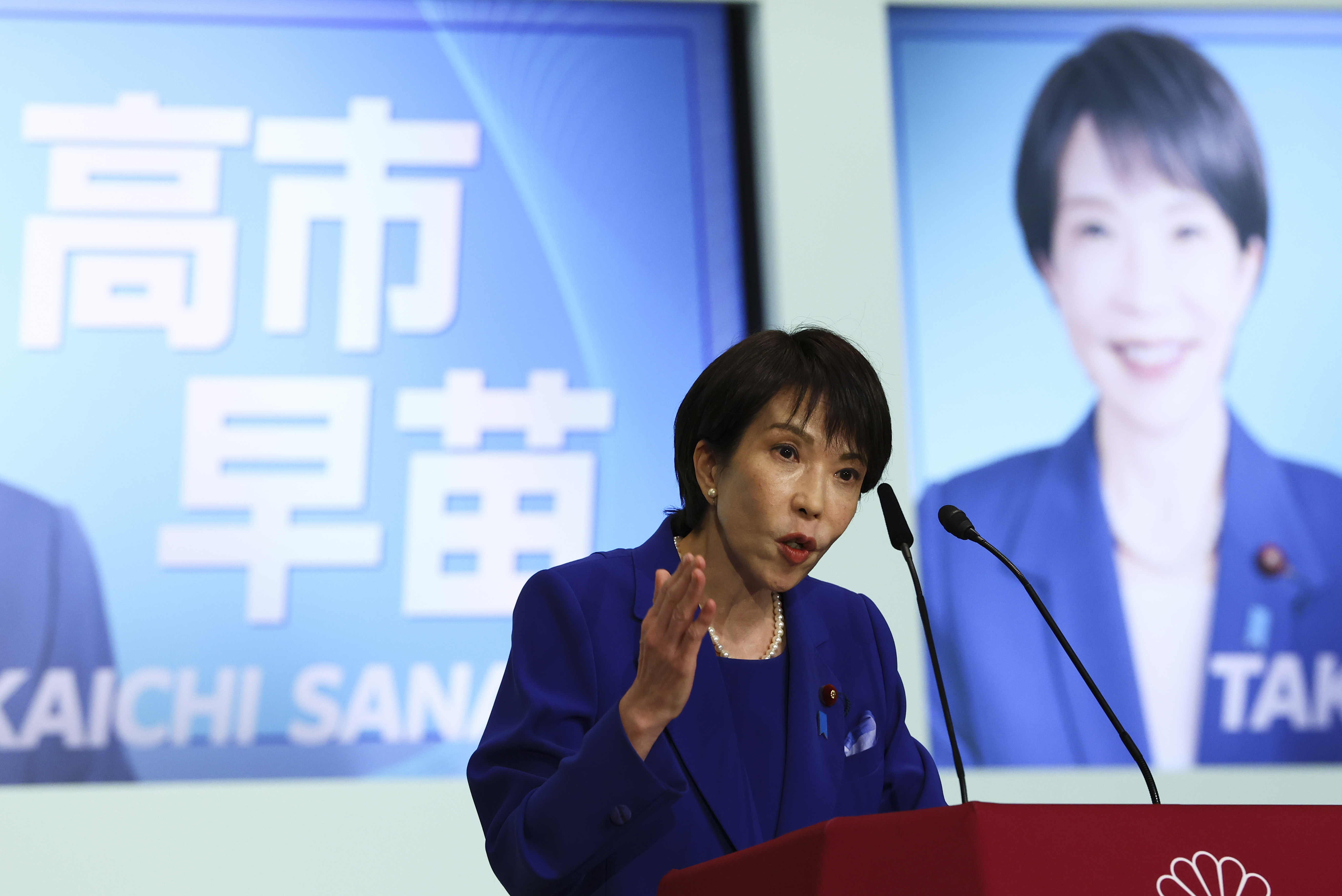 10月4日，高市早苗在日本东京自民党总部进行的自民党总裁选举中讲话。新华社发（Pool图片，金敬勋摄）