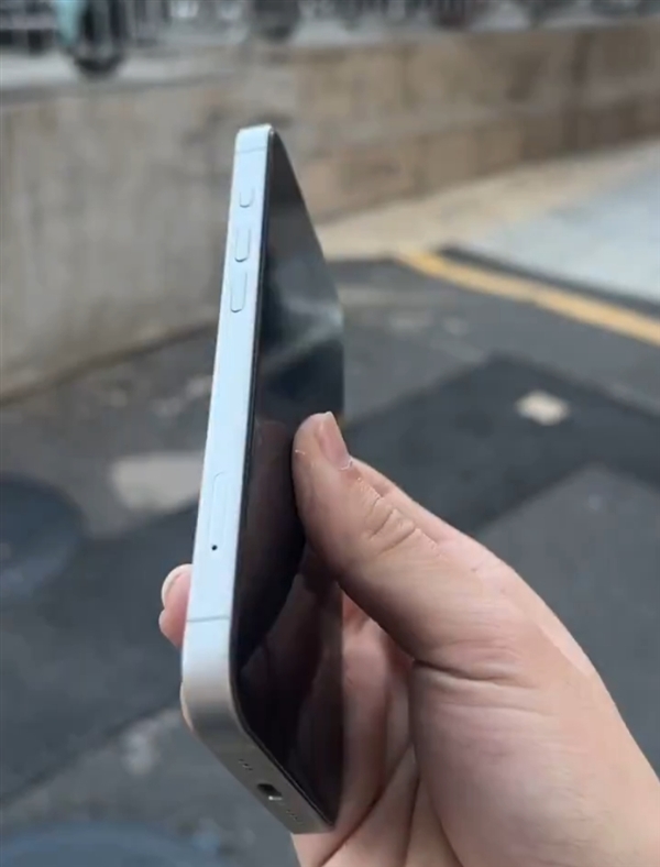 3月发布!苹果iPhone SE 4机模上手:首次刘海屏+后置单摄