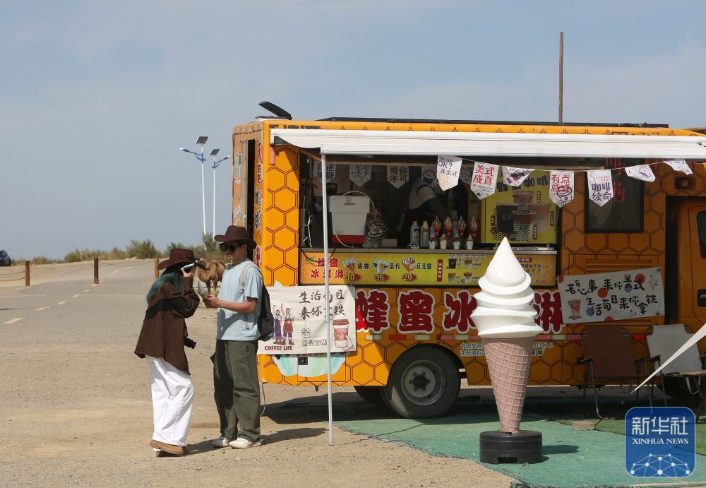 ↑ 9月8日，游客在新疆阿勒泰地区福海县乌伦古湖海上魔鬼城景区游玩。