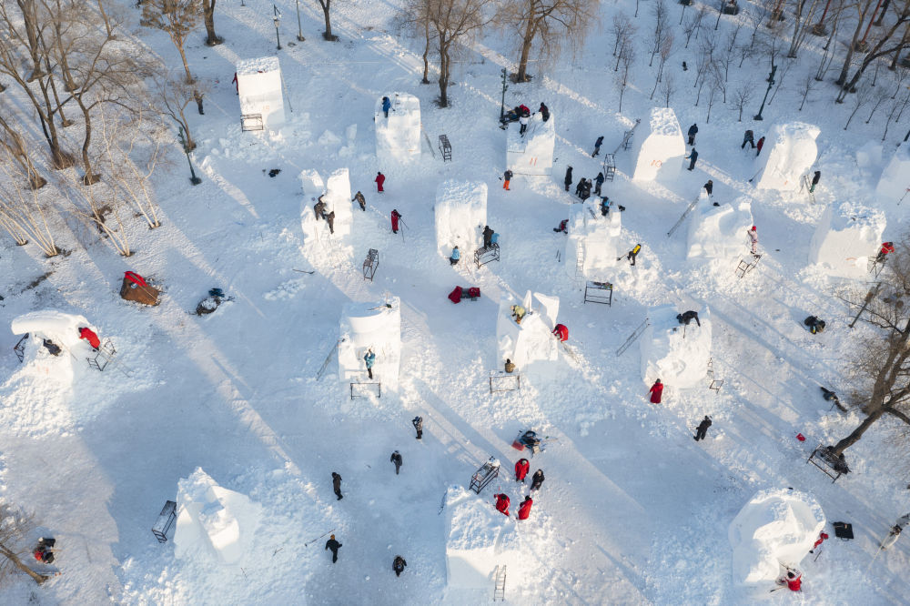 2025年1月6日，第27届哈尔滨国际雪雕比赛参赛选手在雕刻雪雕作品。来自10个国家20余支代表队的雪雕艺术家在哈尔滨太阳岛雪博会园区同场竞技。