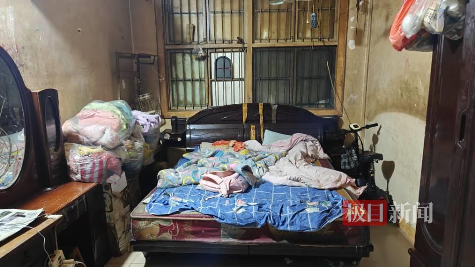 小女孩家中物品堆放杂乱