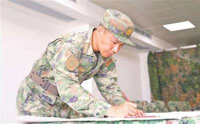谢亮在进行标图作业。 曹学兵摄