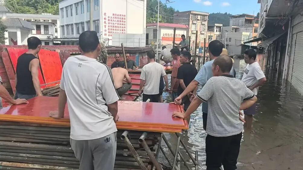 ●男人们在搭桥。讲述者供图