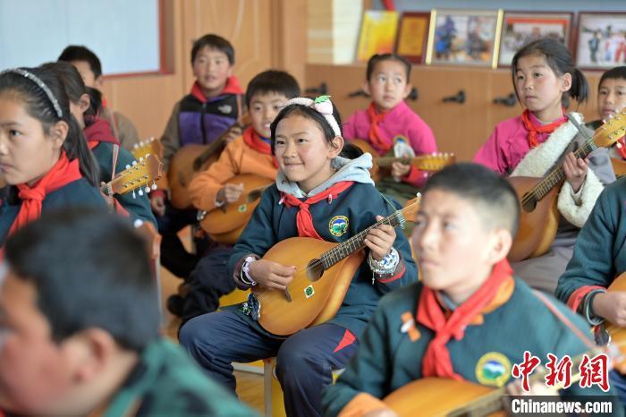 2月26日，甘肃省甘南藏族自治州玛曲县寄宿制藏族小学龙头琴弹唱社团活动，学生们正在练习。九美旦增 摄