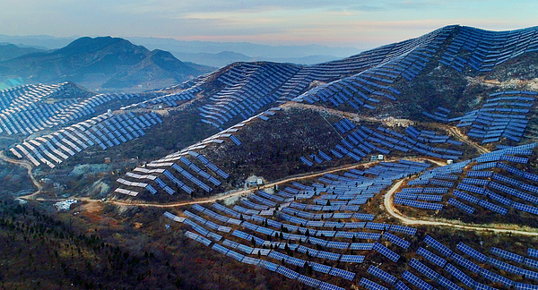 河北邯郸,太行山山脉中铺满的光伏面板 视觉中国