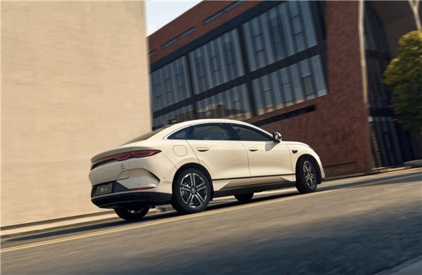 半价特斯拉Model 3国产平替选手!比亚迪秦L EV上市:11.98万起