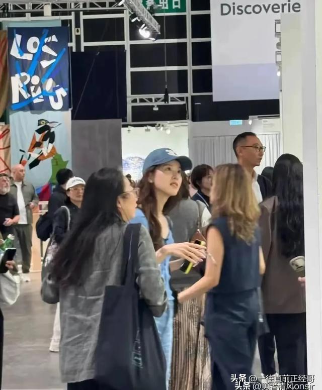 31岁章泽天现身香港画展,三胎妈妈根本没有变化,依然美丽动人!