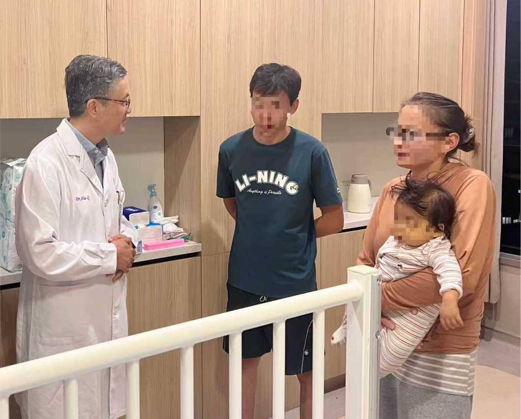夏强前往病房查看患儿病情。 上海交通大学医学院附属仁济医院 供图