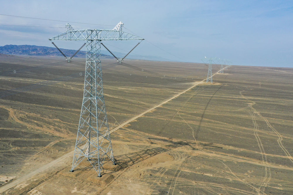 这是3月23日拍摄的哈密—重庆&plusmn;800千伏特高压直流输电线路（无人机照片）。 新华社记者 丁磊 摄