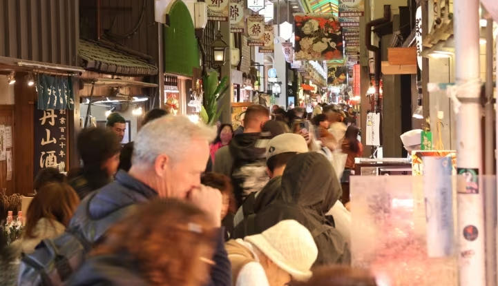 正在京都游玩的海外游客 日媒