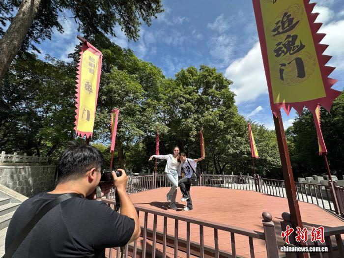 图为台青们在崆峒山上拍照打卡 王牧雨 摄