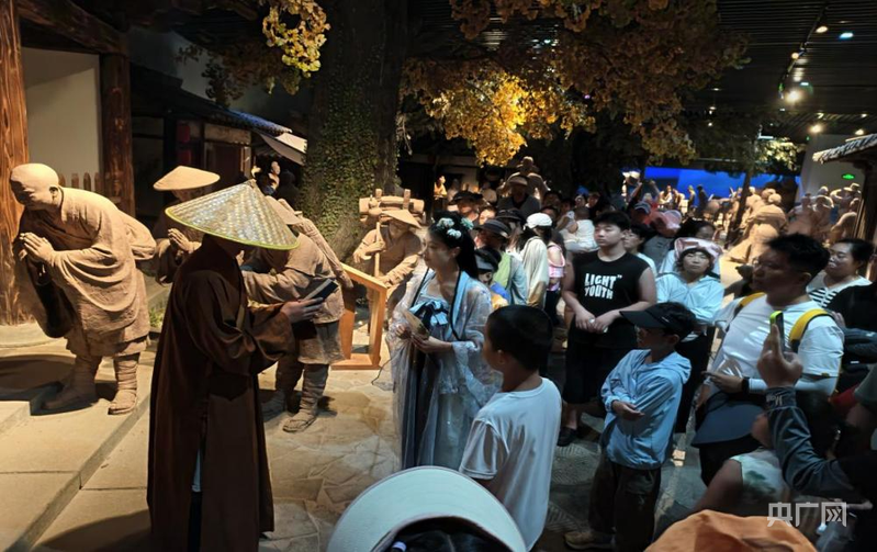 蓬莱阁景区的“丝路情缘”小场景演出走进游客中间(央广网记者 唐磊 摄)