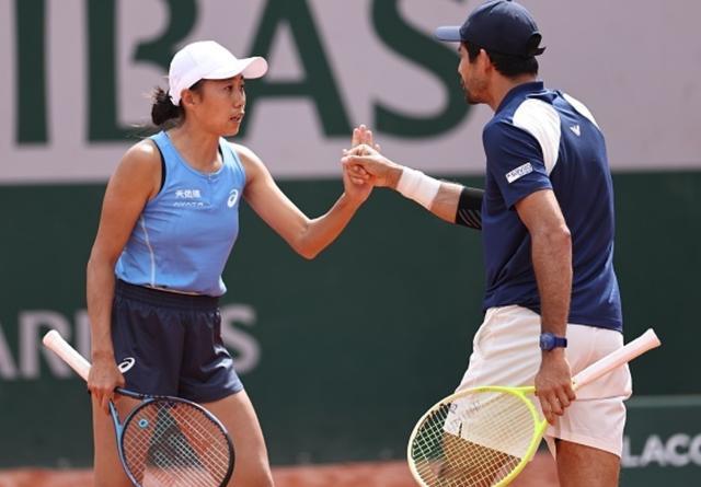 一大早,中国金花喜讯:2-0四强、2大里程碑,郑钦文再战萨巴伦卡