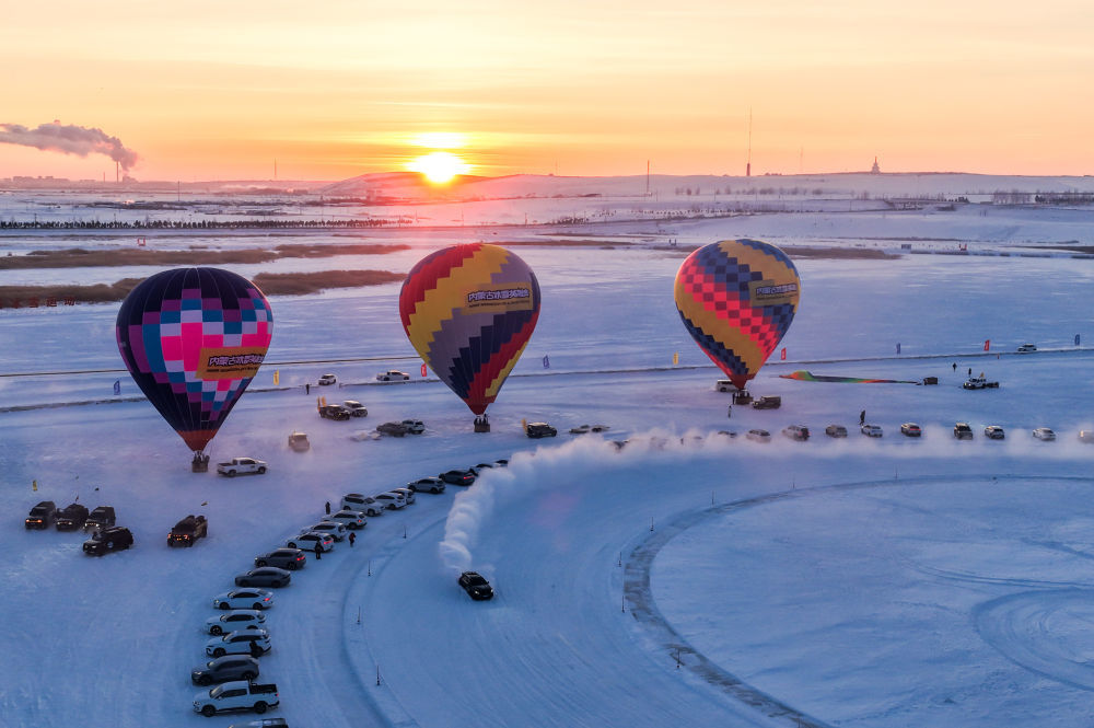 ↑2025年12月21日，游客在呼伦贝尔驾驶车辆体验冰面漂移（无人机照片）。