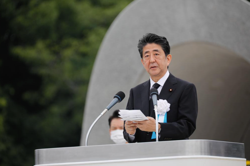 2020年8月6日,在日本廣島,時任日本首相安倍晉三在廣島和平紀念式上講話。圖源:新華社